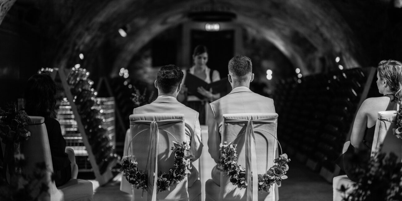 Bräutigam & Bräutigam bei Trauung im Weinkeller