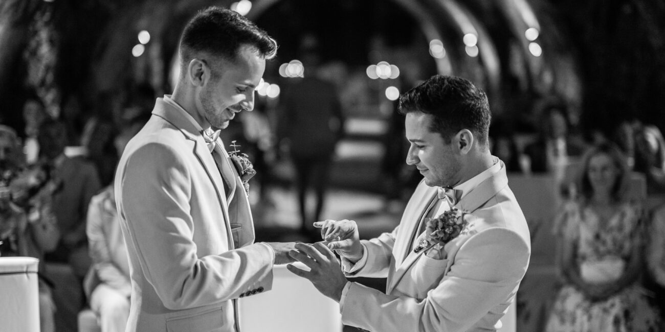 Bräutigam & Bräutigam stecken sich Ringe an