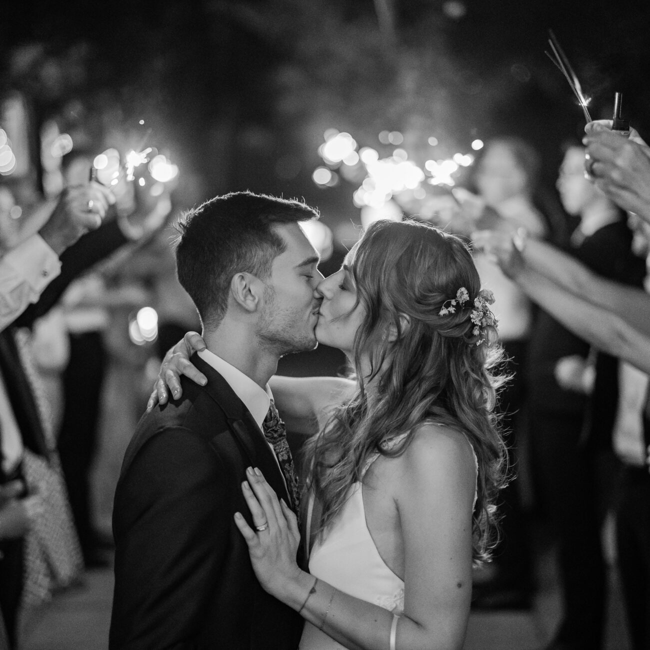 Brautpaar küssend unter Spalier mit Sternspritzer