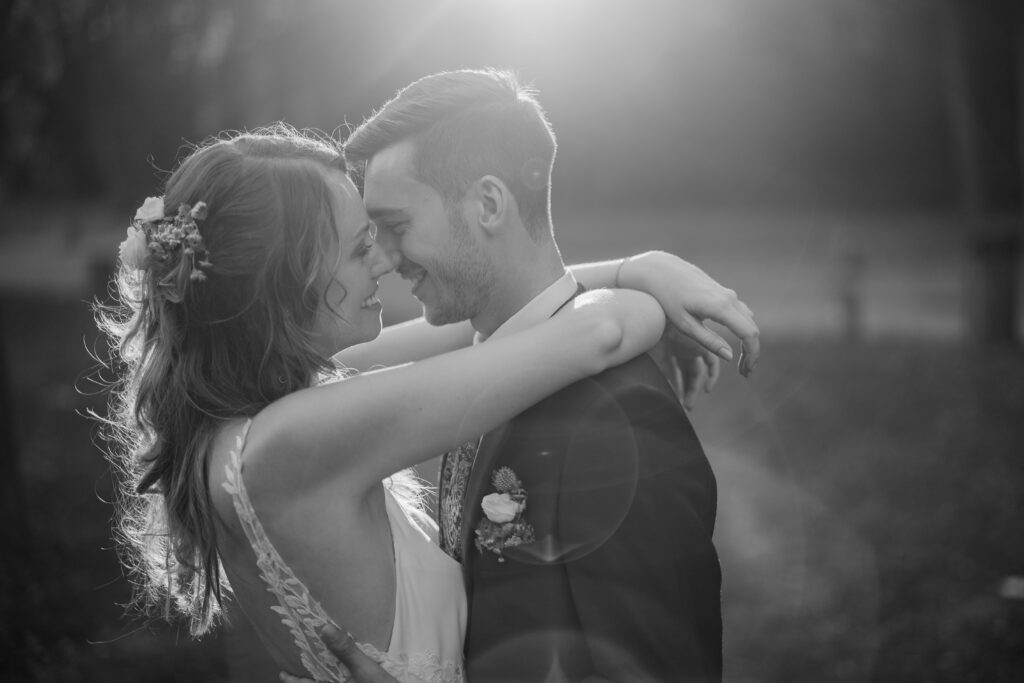 Brautpaar küssend bei Fotoshooting