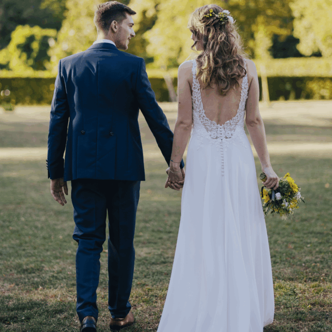 Brautpaar Hand in Hand bei Couple Shooting