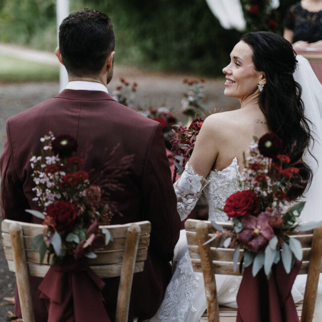 Glückliches Brautpaar bei der Trauung im Schloss Mühlbach