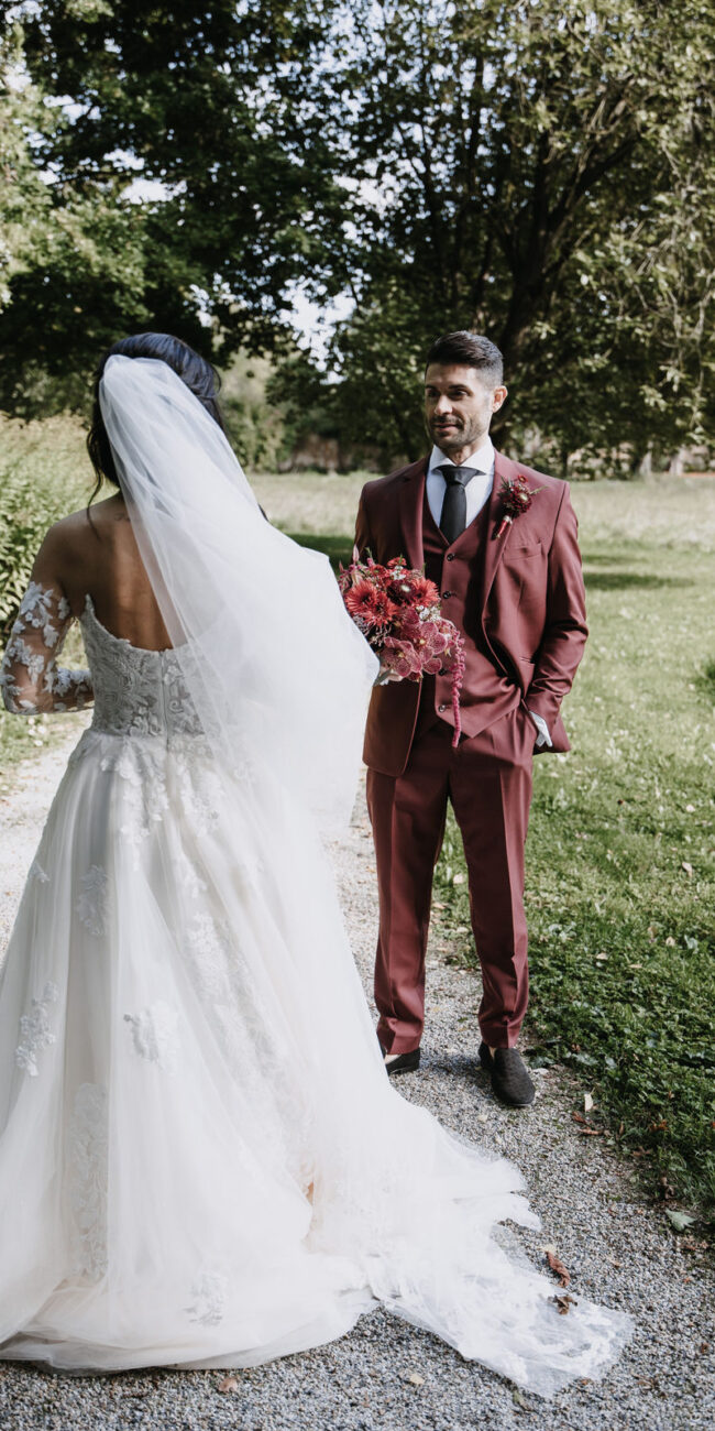 Bräutigam sieht seine Braut glücklich an