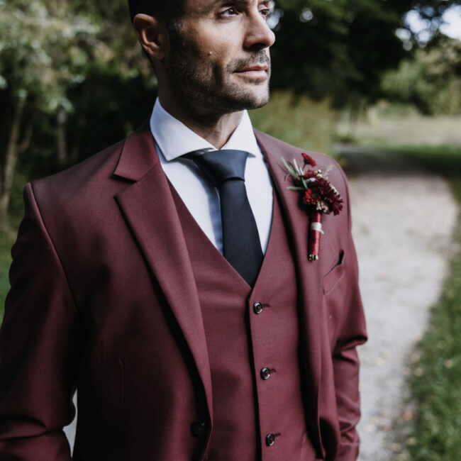 Bräutigam sieht in die Ferne