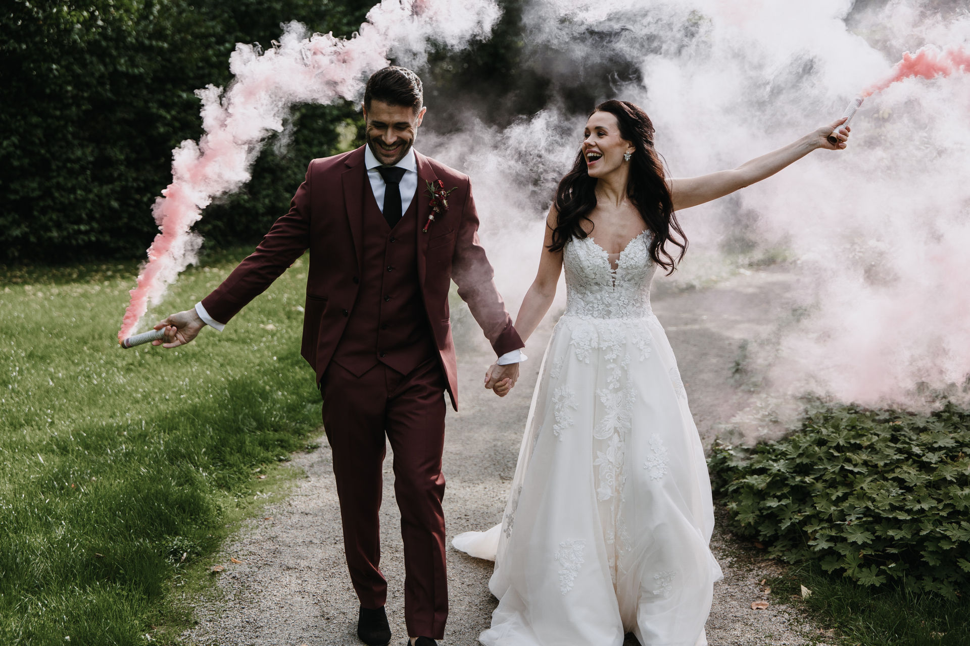 Brautpaar fotoshooting mit rosa Farbrauch