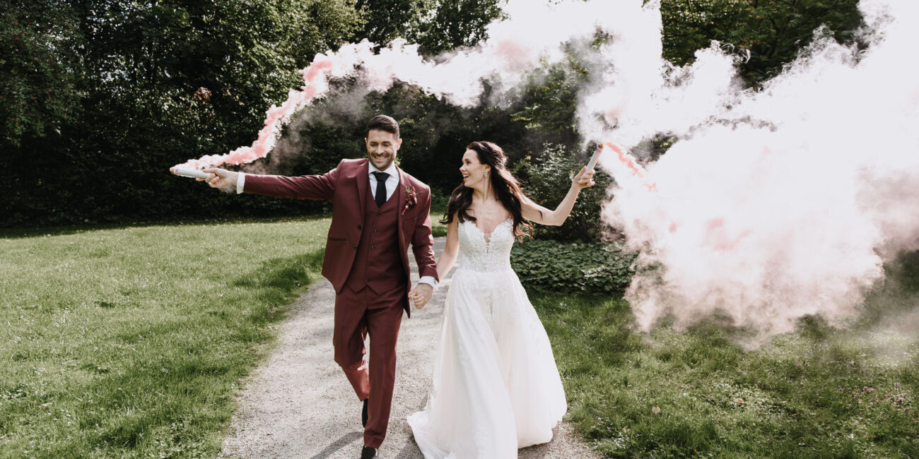 Fotoshooting Brautpaar mit Farbrauch von Melanie Hutterer Weddings & Events