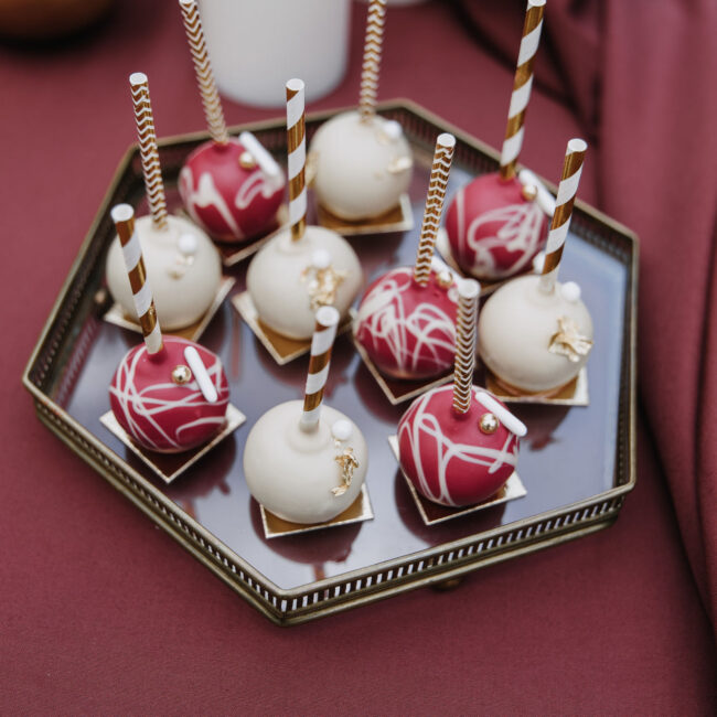 Sweet Table mit Cupcakes, Cakepops und Cakesicles