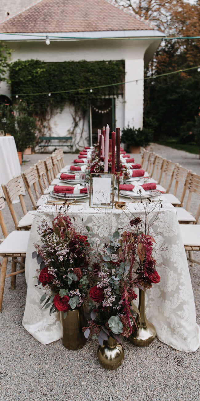 festlich gedeckte Hochzeitstafel von Melanie Hutterer Weddings & Events