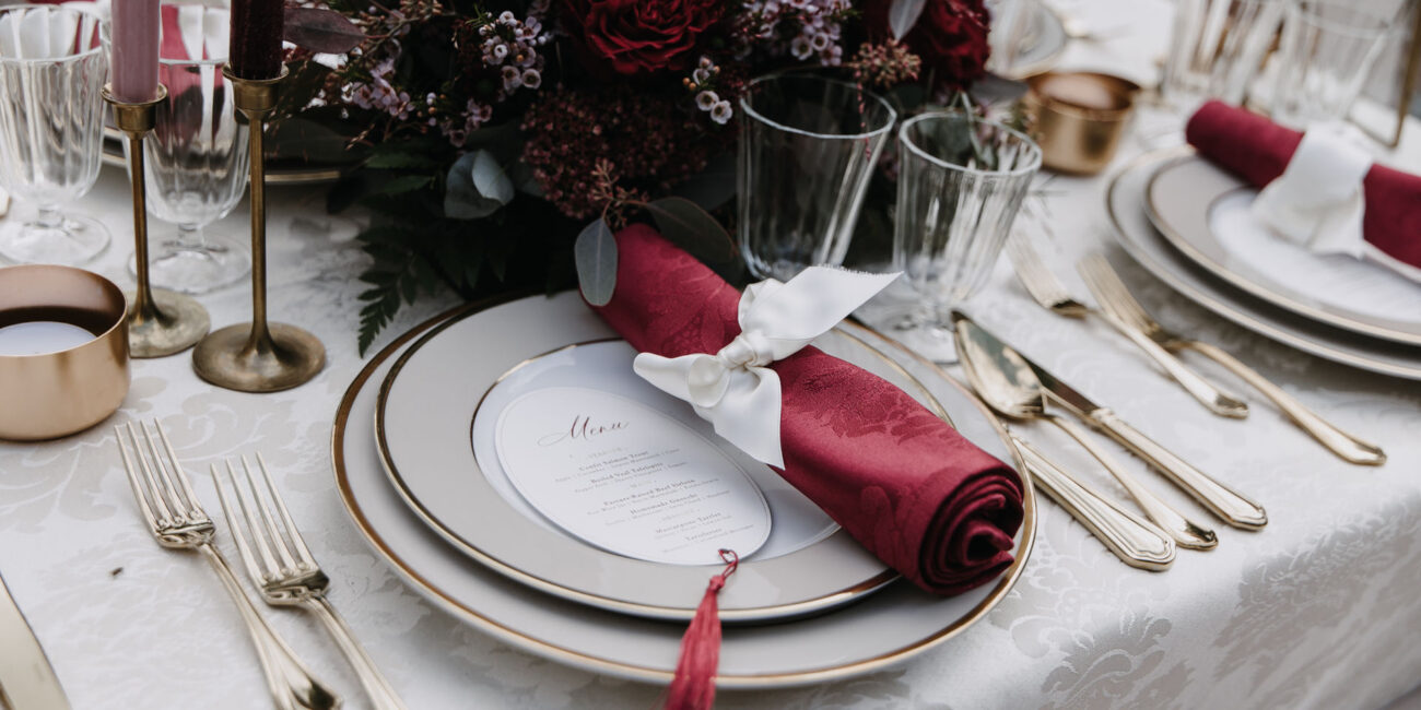 festlich gedeckte Hochzeitstafel von Melanie Hutterer Weddings & Events