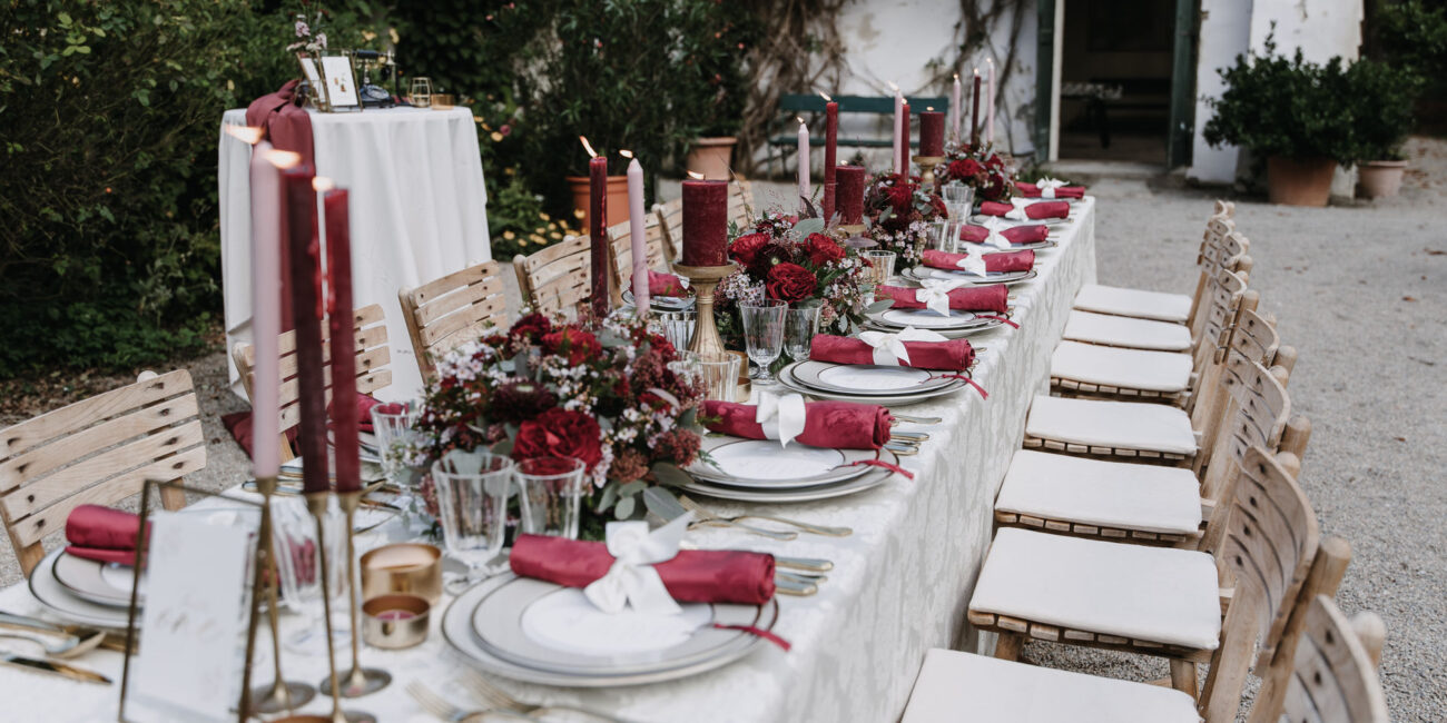 festlich gedeckte Hochzeitstafel von Melanie Hutterer Weddings & Events