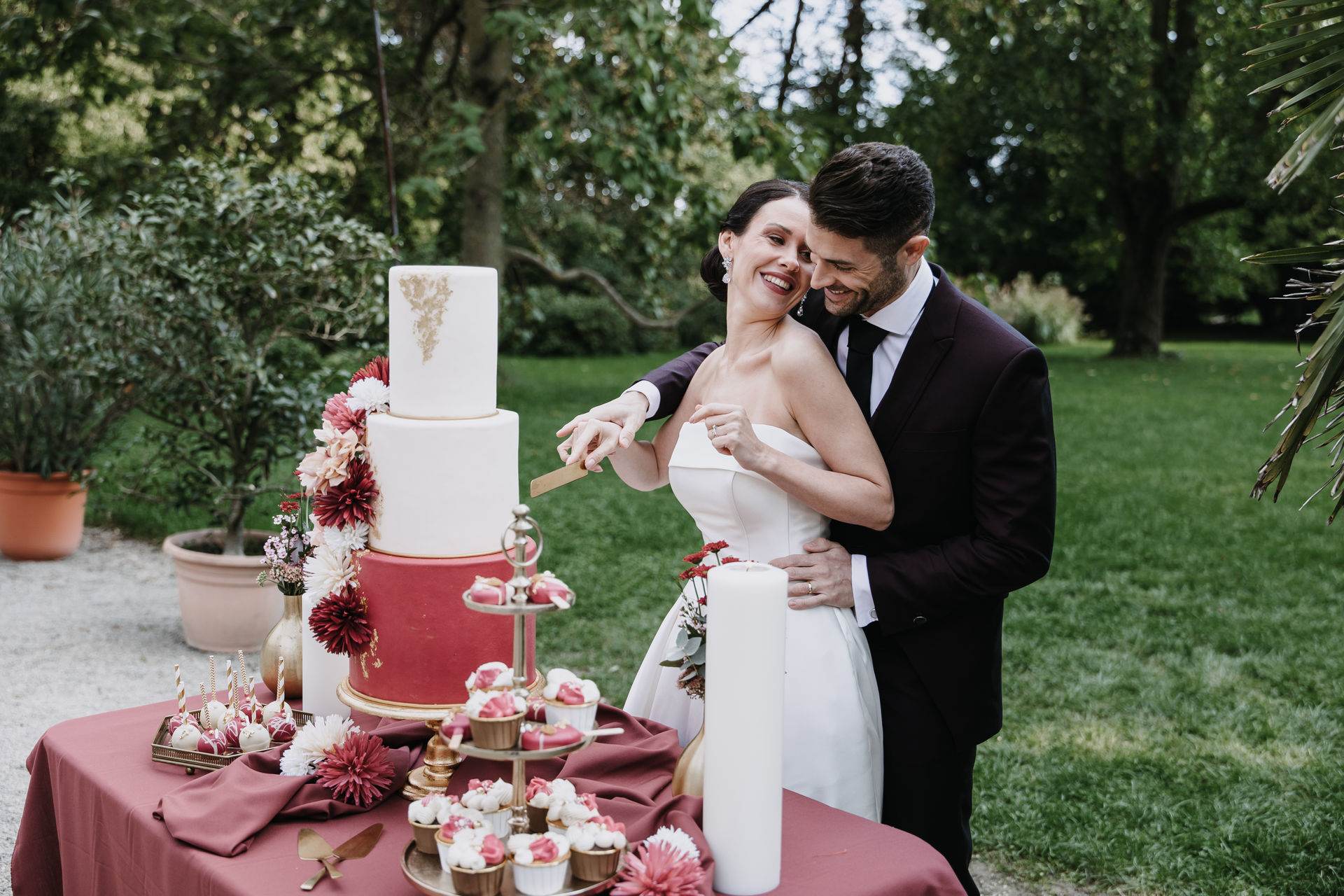 Brautpaar beim traditionellen Tortenanschnitt