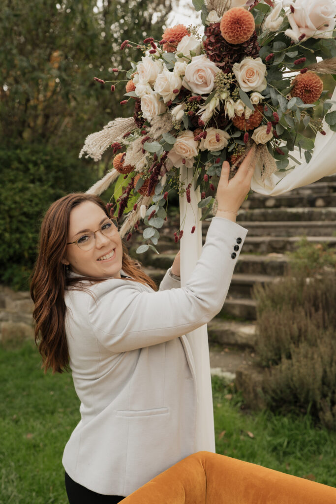 Melanie Hutterer von Melanie Hutterer Weddings & Events beim dekorieren der Trauung