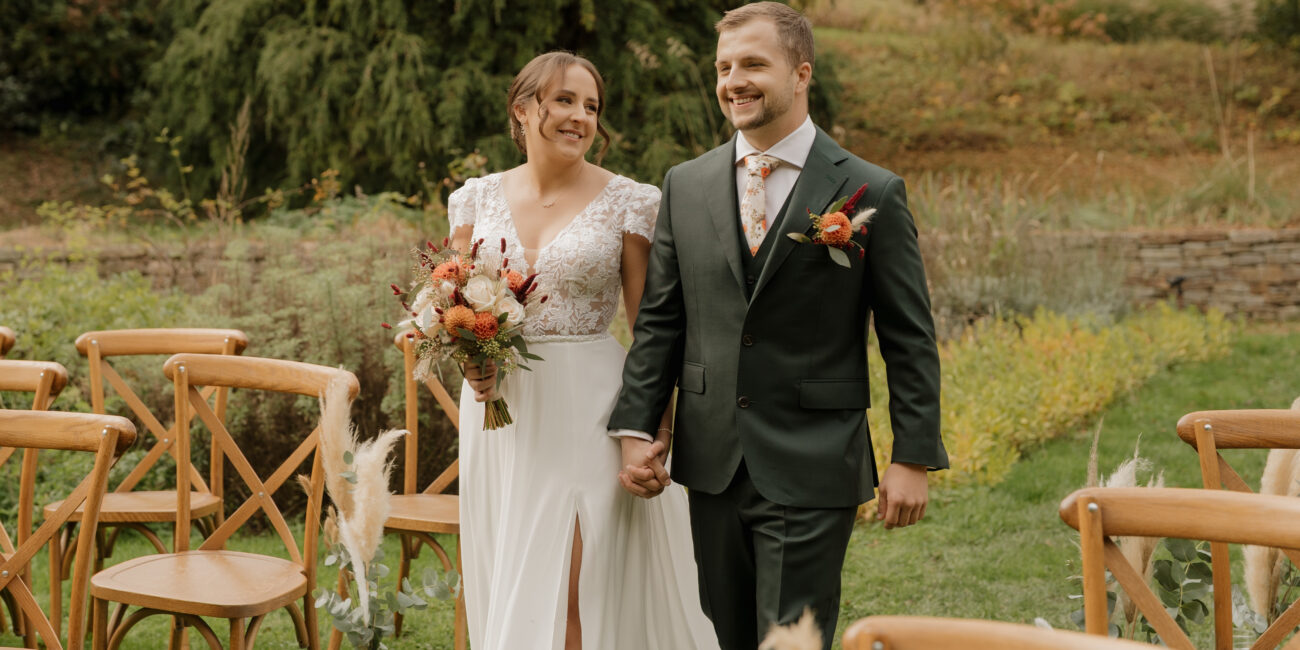 Brautpaar hält sich an den Händen während Trauung