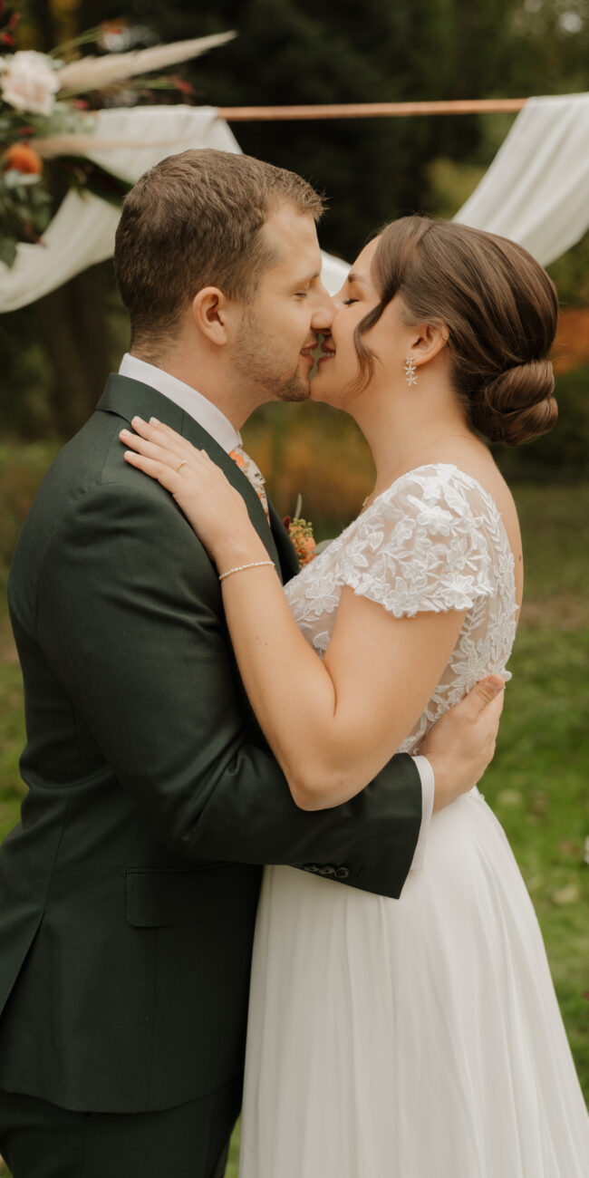 Brautpaar küssend bei Trauung