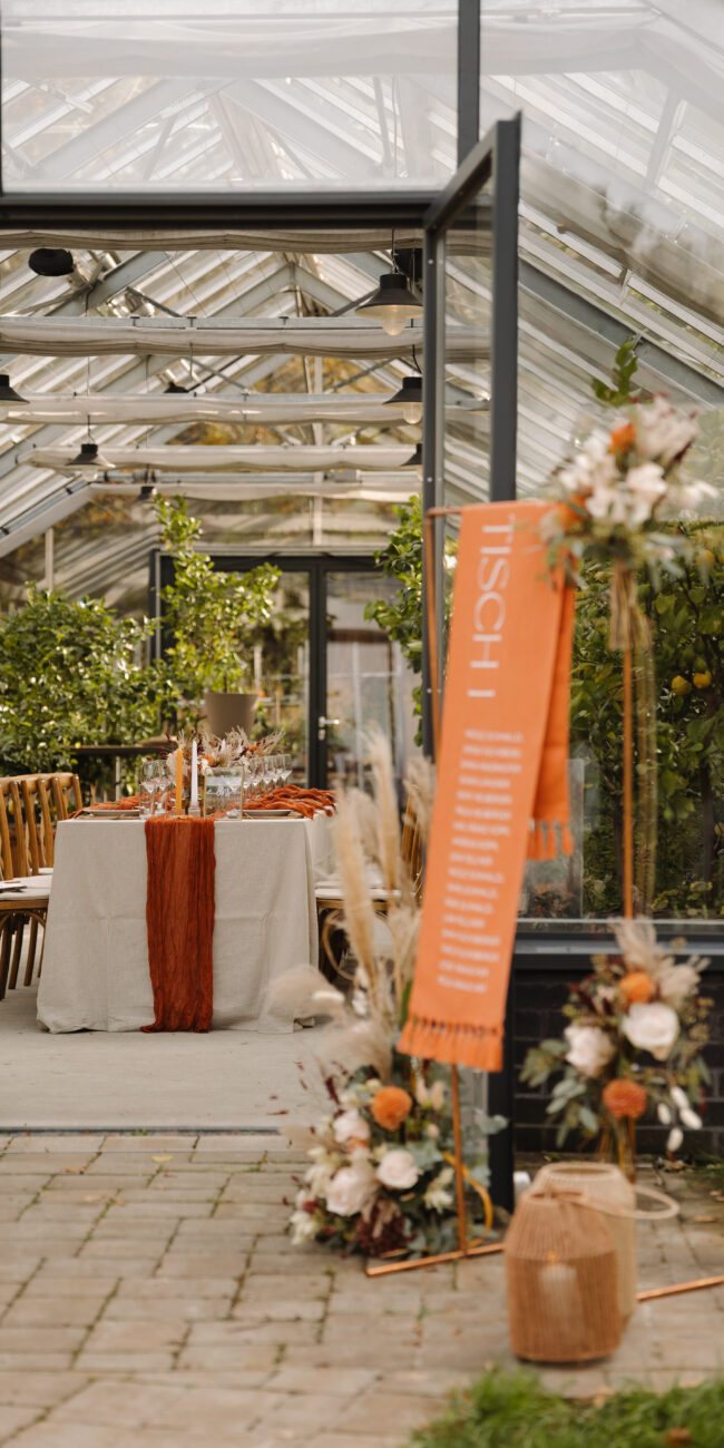 herbstliche Hochzeitstafel im Glashaus Donati, in Pressbaum