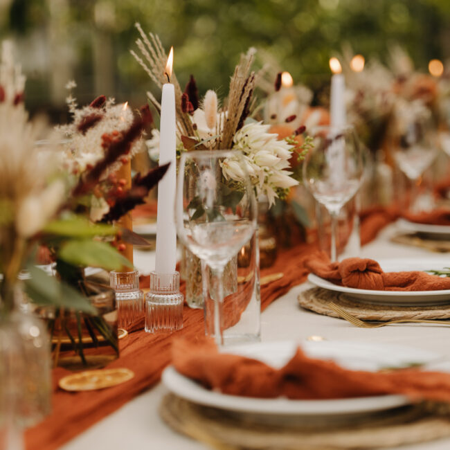 Hochzeitslocation Donati mit festlich gedeckter Tafel in Rostorange